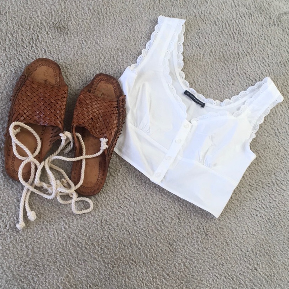 BRANDY MELVILLE/WHITE-COTTON CAMI CORSET STYLE SCALLOP LACE TRIM CROP TOP/NEW